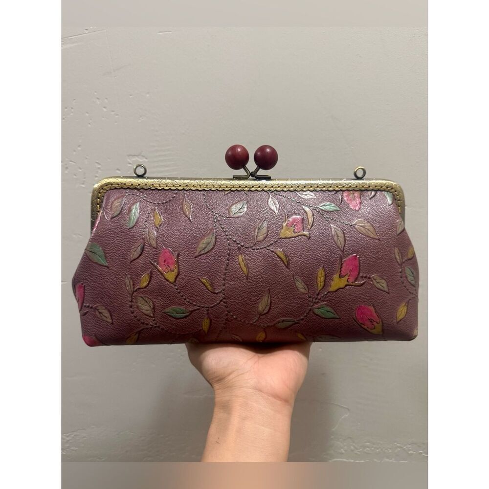 Handsewn GenuineâEmbossedâLeather WoodenâBallâKisslockâClutchâBag